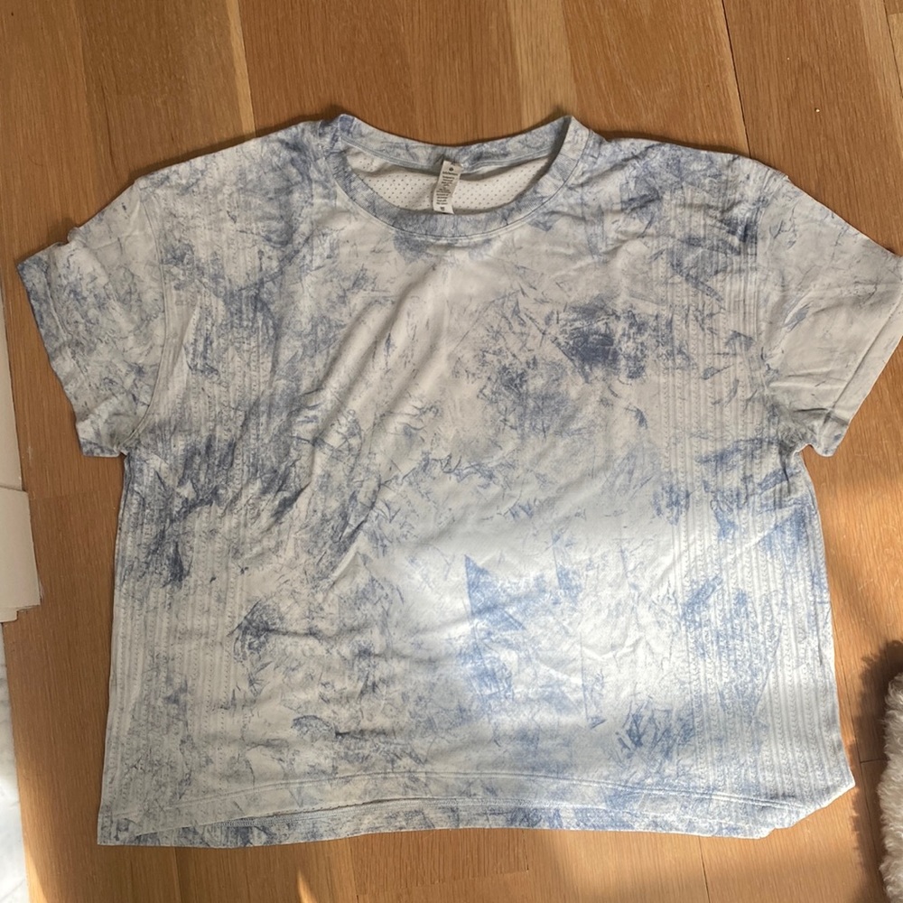 Cute blue and white “tie dye” cropped Lulu tshirt